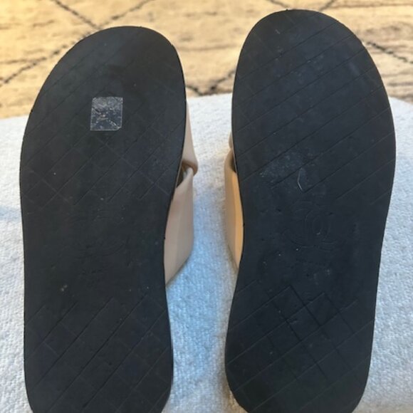 Chanel Interlocking CC Logo Slide - Picture 13 of 15